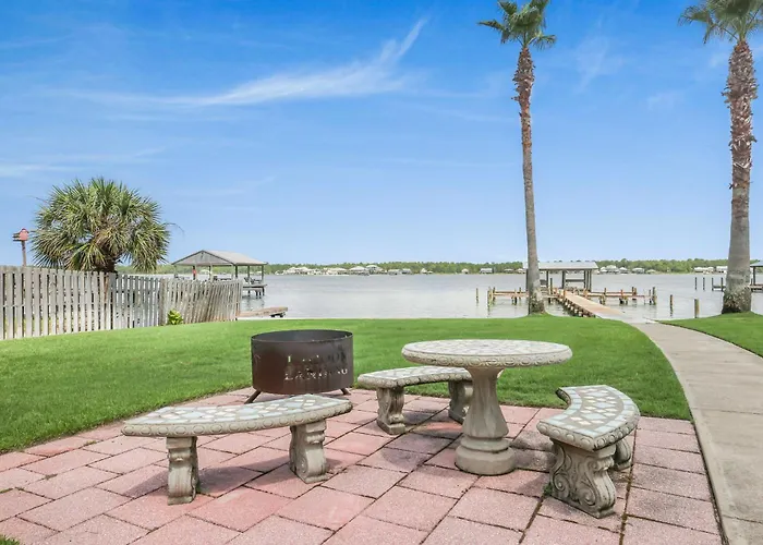 Lagoon Landing 202- Beautifully Decorated With Balcony & Pool Steps To & Lagoon