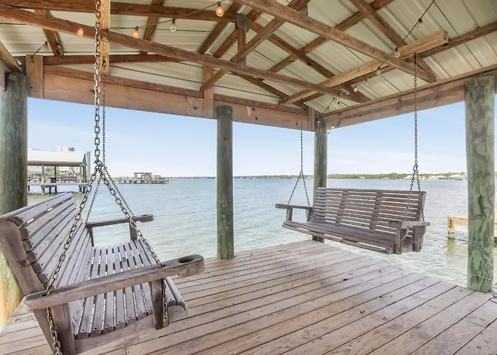 Lagoon Landing 202- Beautifully Decorated With Balcony & Pool Steps To & Lagoon Holiday home *