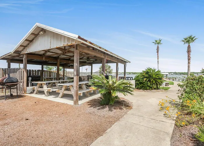 Lagoon Landing 202- Beautifully Decorated With Balcony & Pool Steps To & Lagoon Holiday home