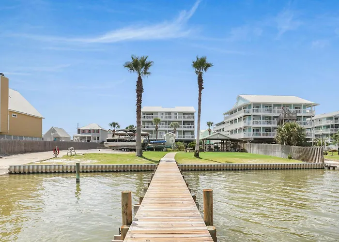 Lagoon Landing 202- Beautifully Decorated With Balcony & Pool Steps To & Lagoon *