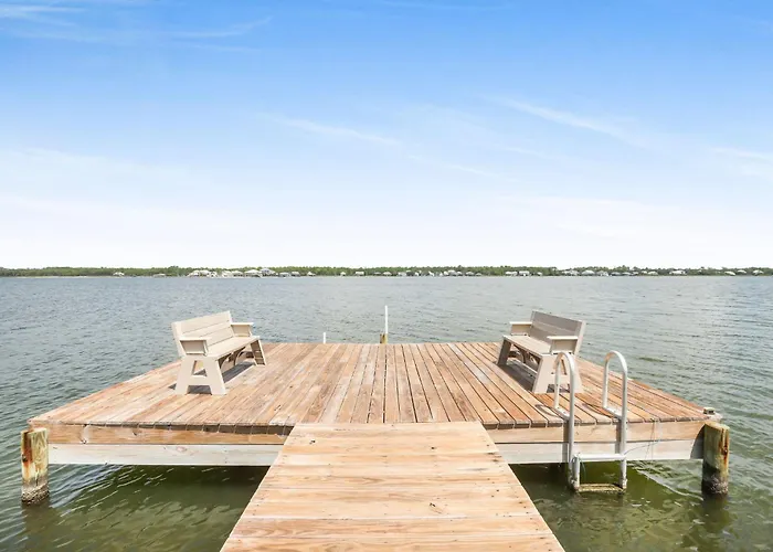 Lagoon Landing 202- Beautifully Decorated With Balcony & Pool Steps To & Lagoon Holiday home