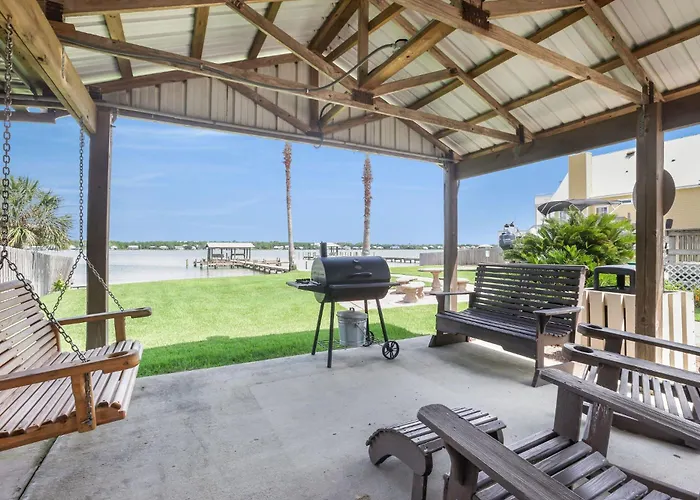Holiday home Lagoon Landing 202- Beautifully Decorated With Balcony & Pool Steps To & Lagoon