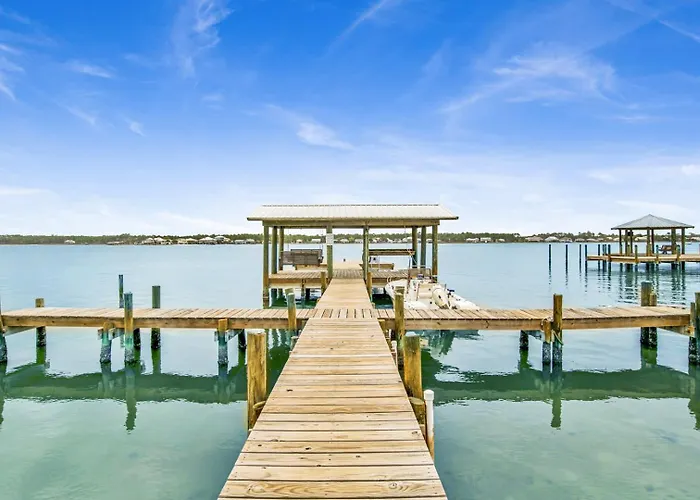 Holiday home Lagoon Landing 202- Beautifully Decorated With Balcony & Pool Steps To & Lagoon *