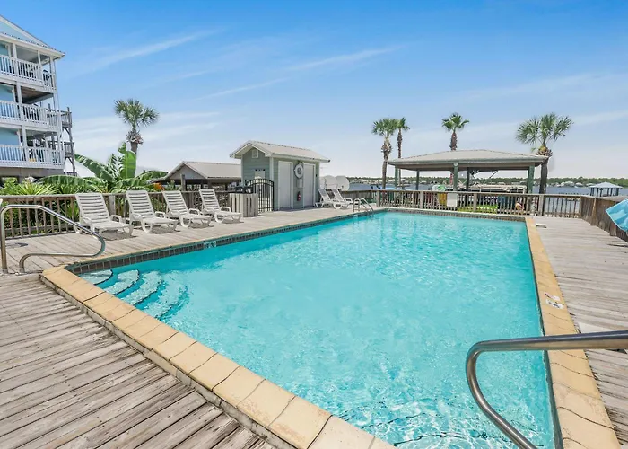 Holiday home Lagoon Landing 202- Beautifully Decorated With Balcony & Pool Steps To & Lagoon