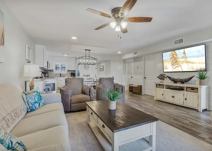 Lagoon Landing 202- Beautifully Decorated With Balcony & Pool Steps To & Lagoon Holiday home Gulf Shores