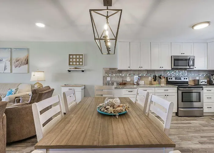 Lagoon Landing 202- Beautifully Decorated With Balcony & Pool Steps To & Lagoon Holiday home