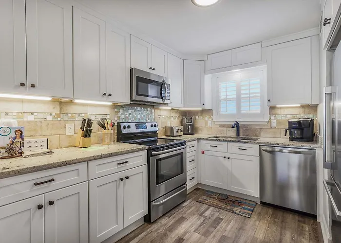 Holiday home Lagoon Landing 202- Beautifully Decorated With Balcony & Pool Steps To & Lagoon