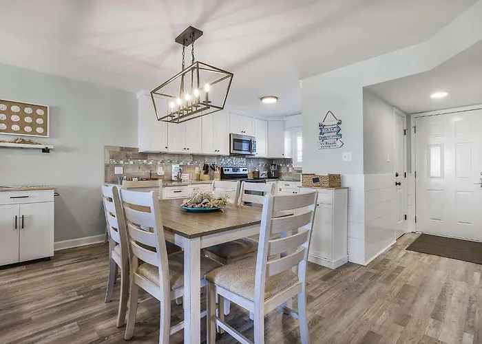 Lagoon Landing 202- Beautifully Decorated With Balcony & Pool Steps To & Lagoon Holiday home