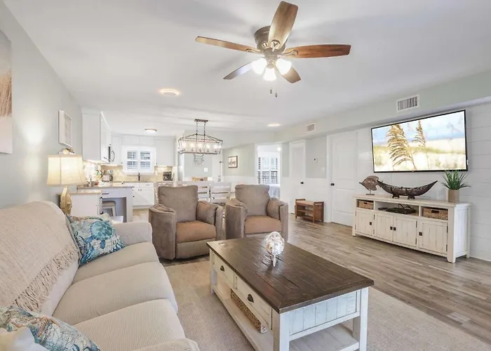 Lagoon Landing 202- Beautifully Decorated With Balcony & Pool Steps To & Lagoon Holiday home