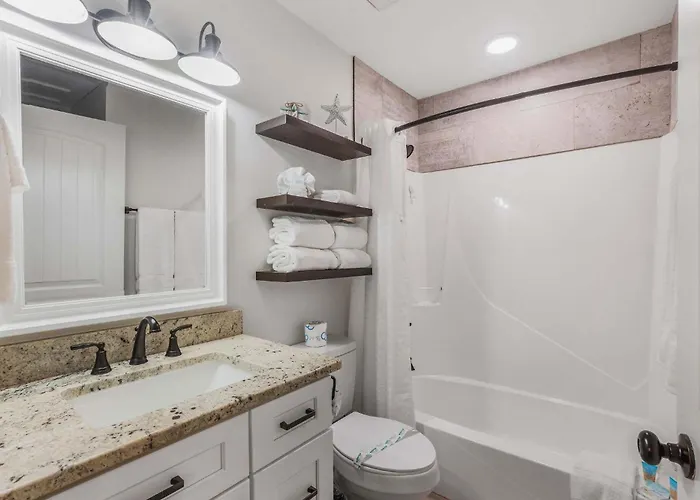 Lagoon Landing 202- Beautifully Decorated With Balcony & Pool Steps To & Lagoon *