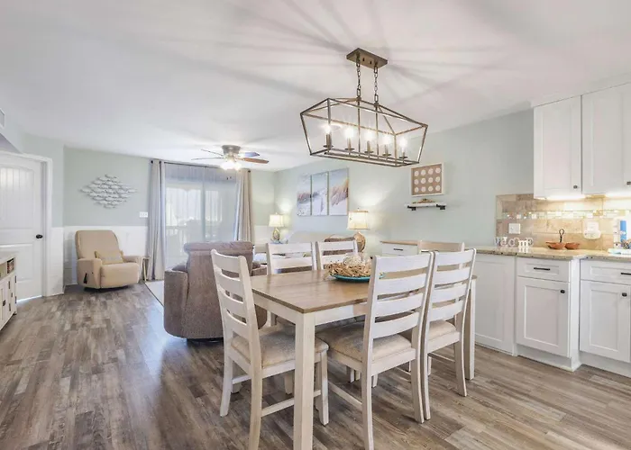Lagoon Landing 202- Beautifully Decorated With Balcony & Pool Steps To & Lagoon Holiday home