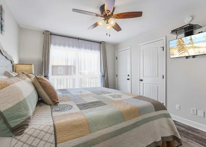 Lagoon Landing 202- Beautifully Decorated With Balcony & Pool Steps To & Lagoon *