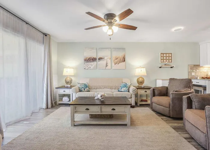 Lagoon Landing 202- Beautifully Decorated With Balcony & Pool Steps To & Lagoon *